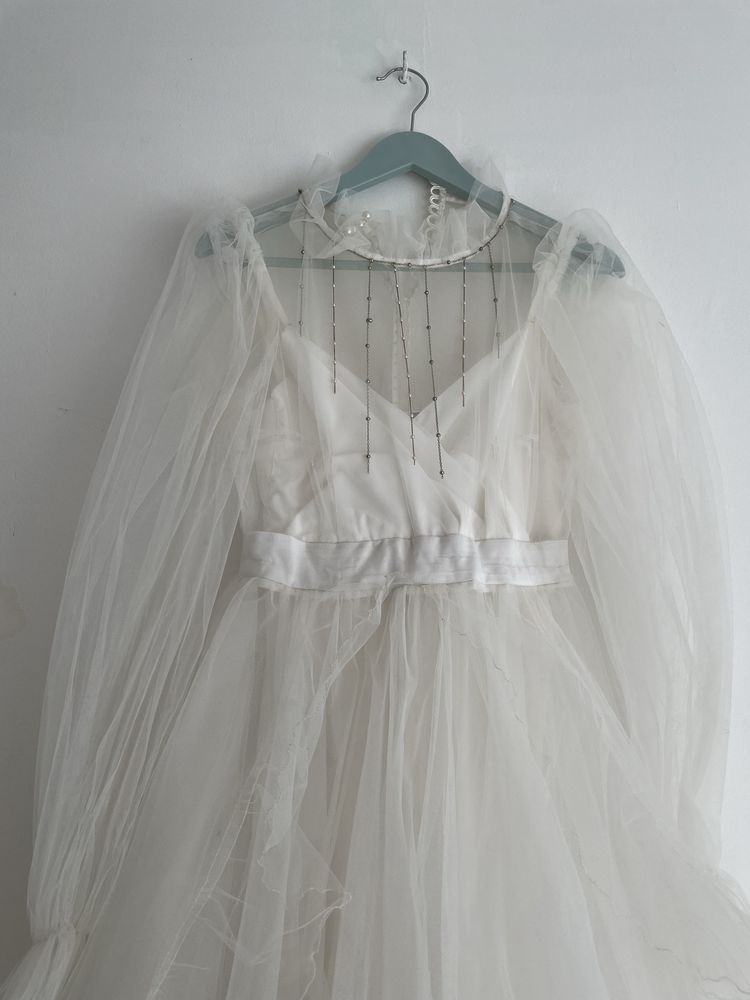 весільна сукня кольору айворі