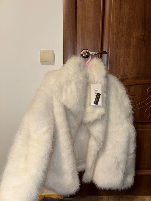 Нова біла зимова шубка, з бірочкою