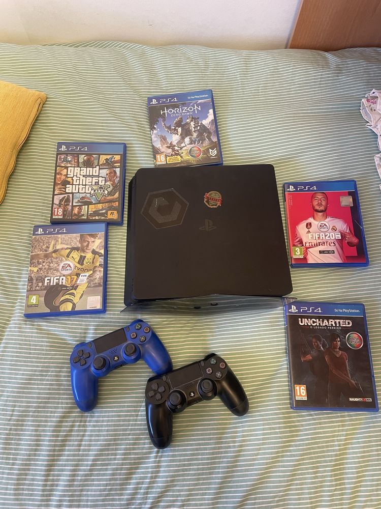 Playstation4 Com dois comando e jogos