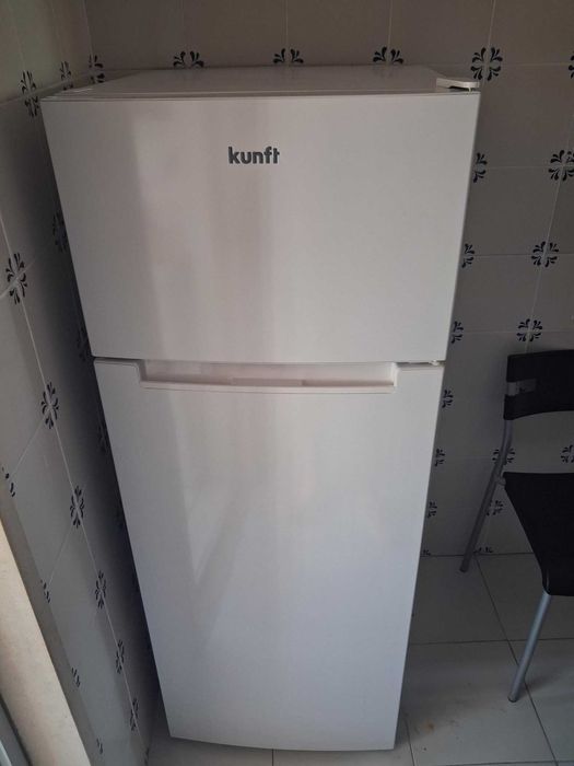 Frigorífico kunft com congelador e poucos meses de uso.