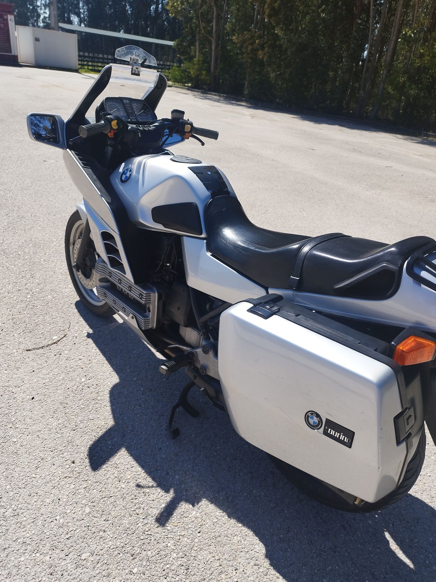 Mota BMW K100 clássica em ótimo estado