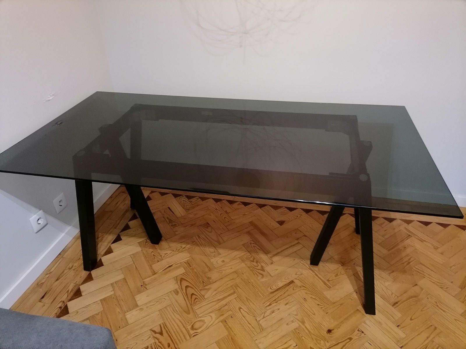 Mesa de Jantar em Vidro Escuro