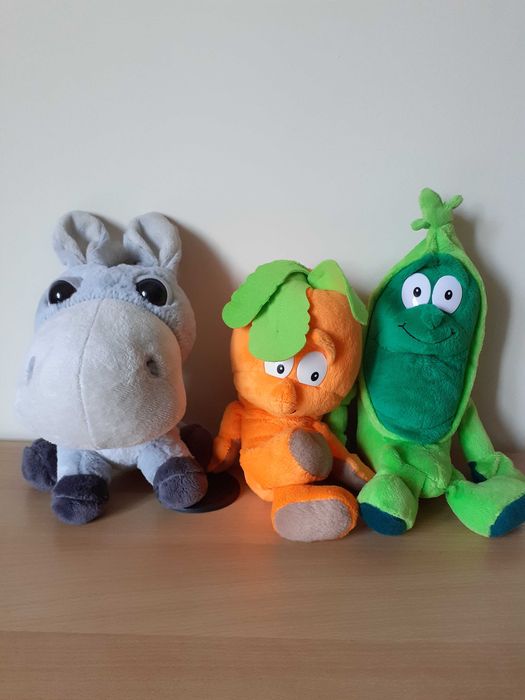 4 peluches e  1 bonequinha de corpo mole