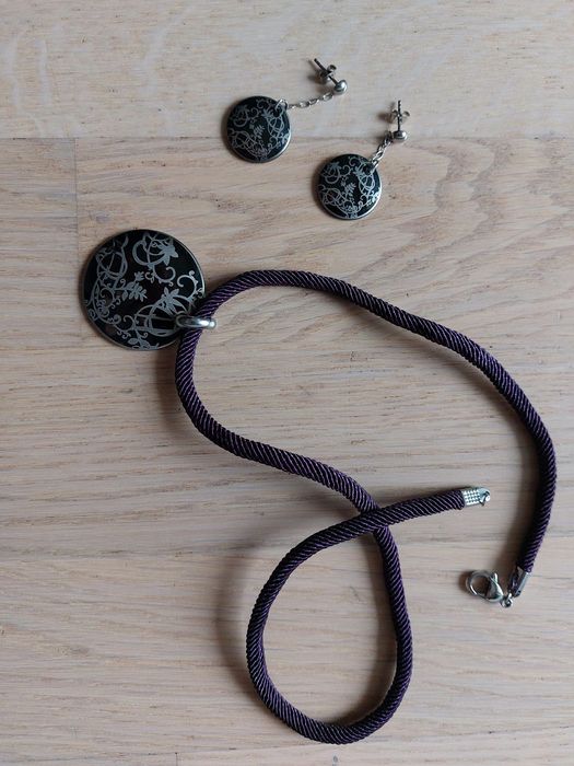 kolczyki i wisiorek z przywieszką kolor czarno-srebrny avon