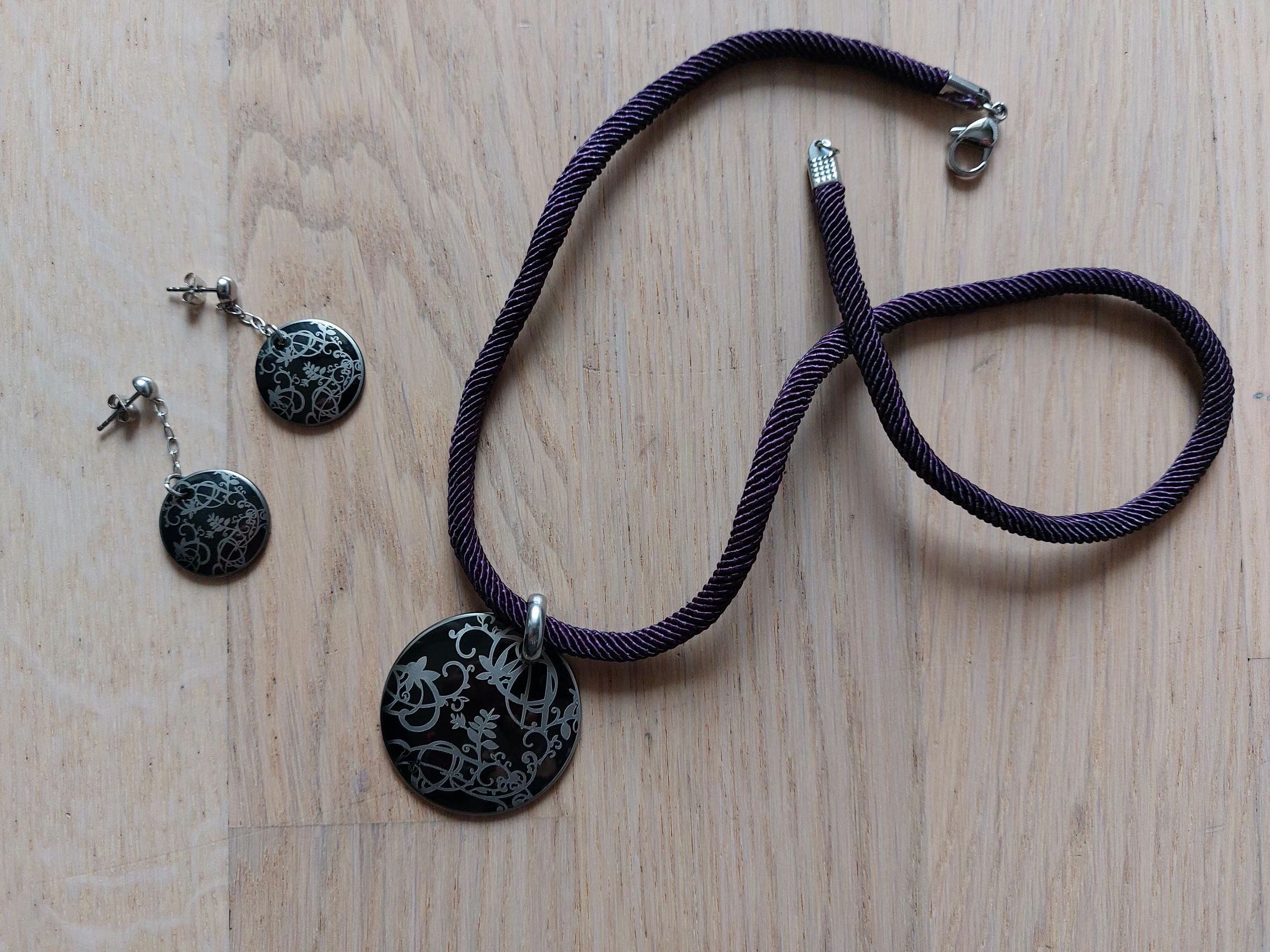 kolczyki i wisiorek z przywieszką kolor czarno-srebrny avon