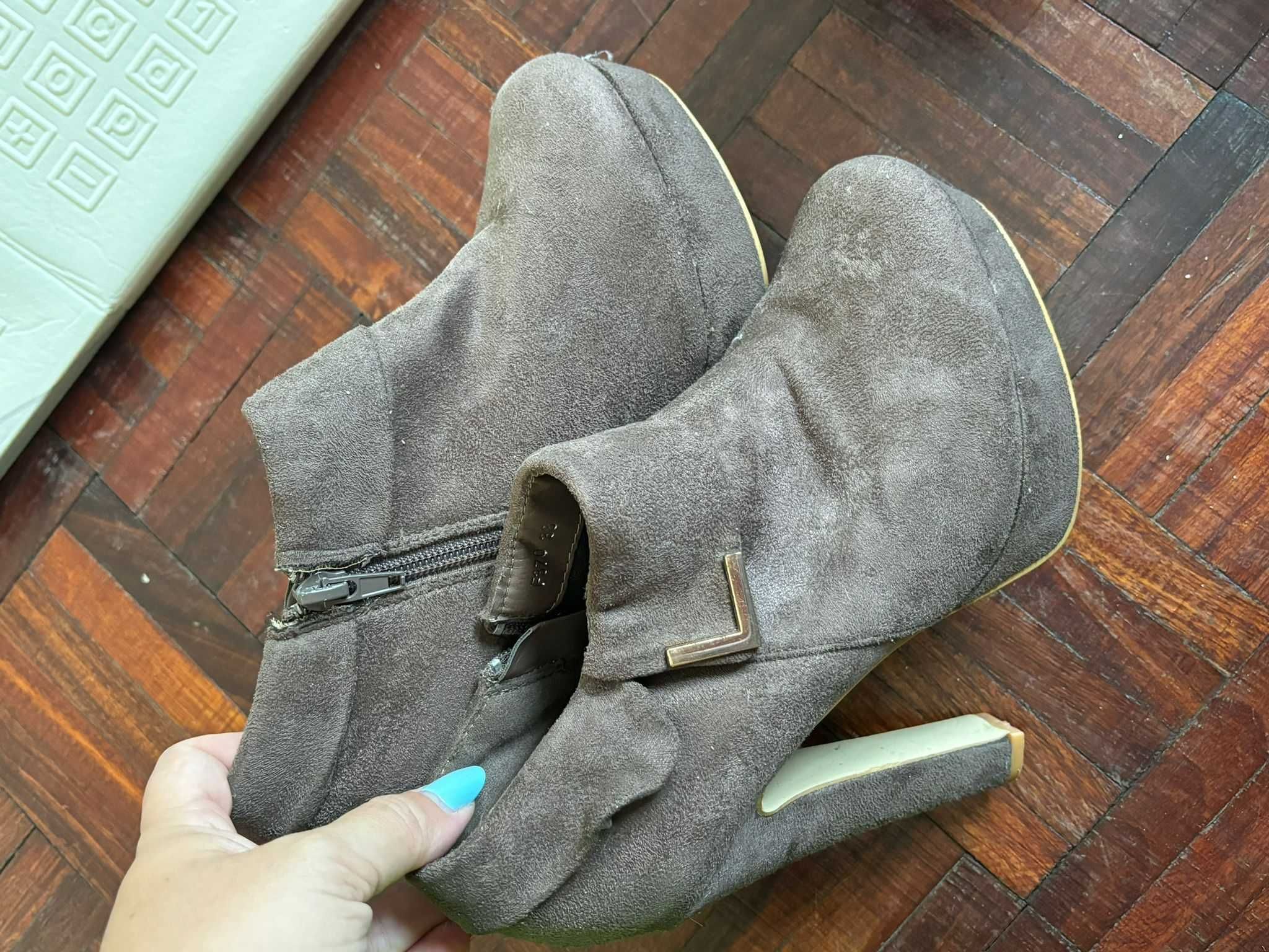 Sapatos altos para mulheres