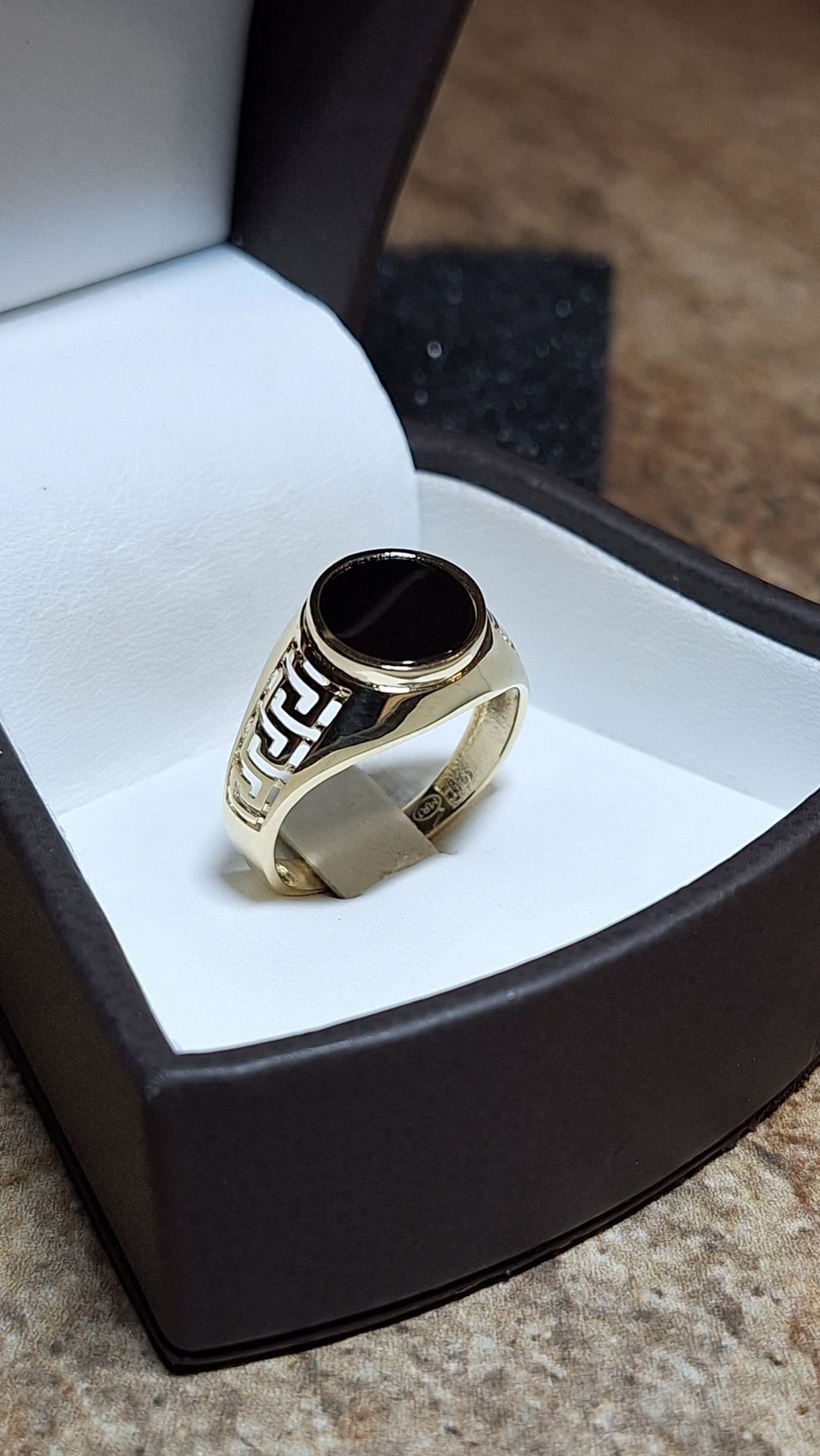 Złoty pierścionek sygnet 585 z czarnym oczkiem z wzorem greckim r21