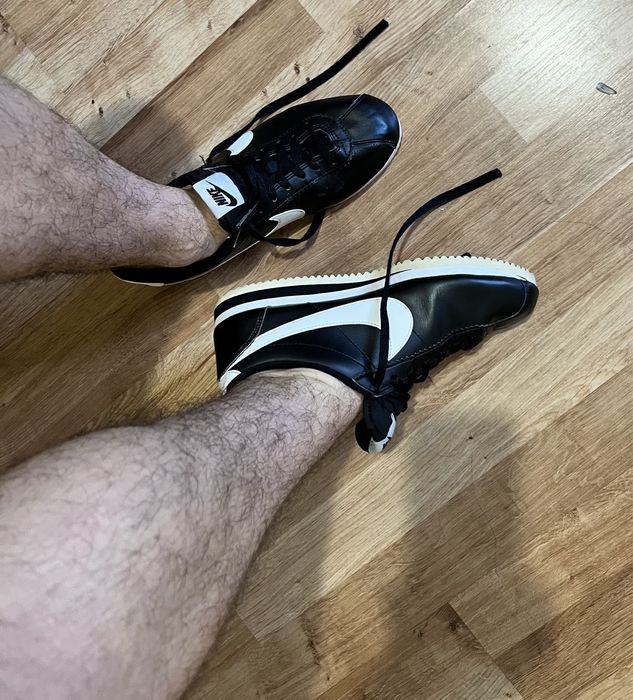 Czarne buty Nike Cortez.