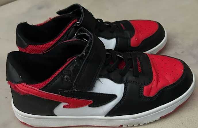 Tenis de Menina pretos e preto e vermelhos 35