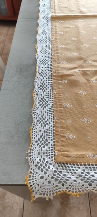Toalha de Mesa com Crochê Feito à Mão
