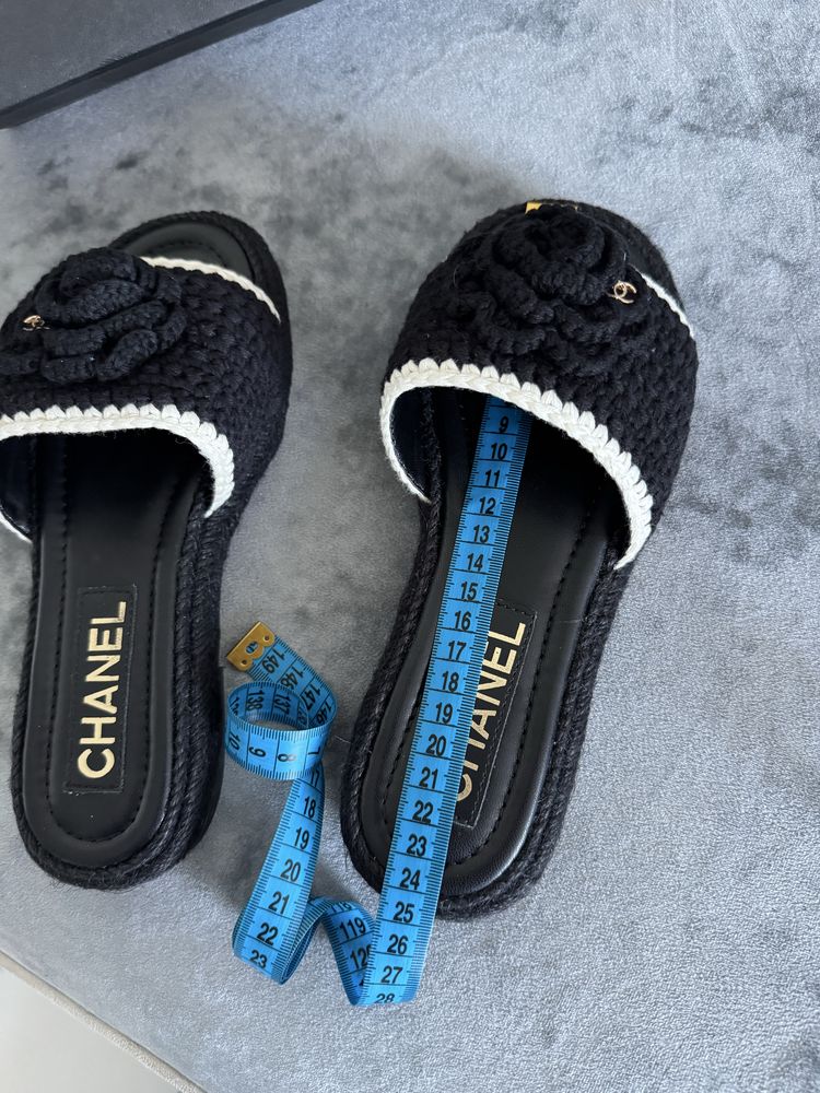 Chanel Черные шлепанцы шлепки вязаные декорированые цветком