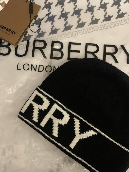 Шапка burberry.