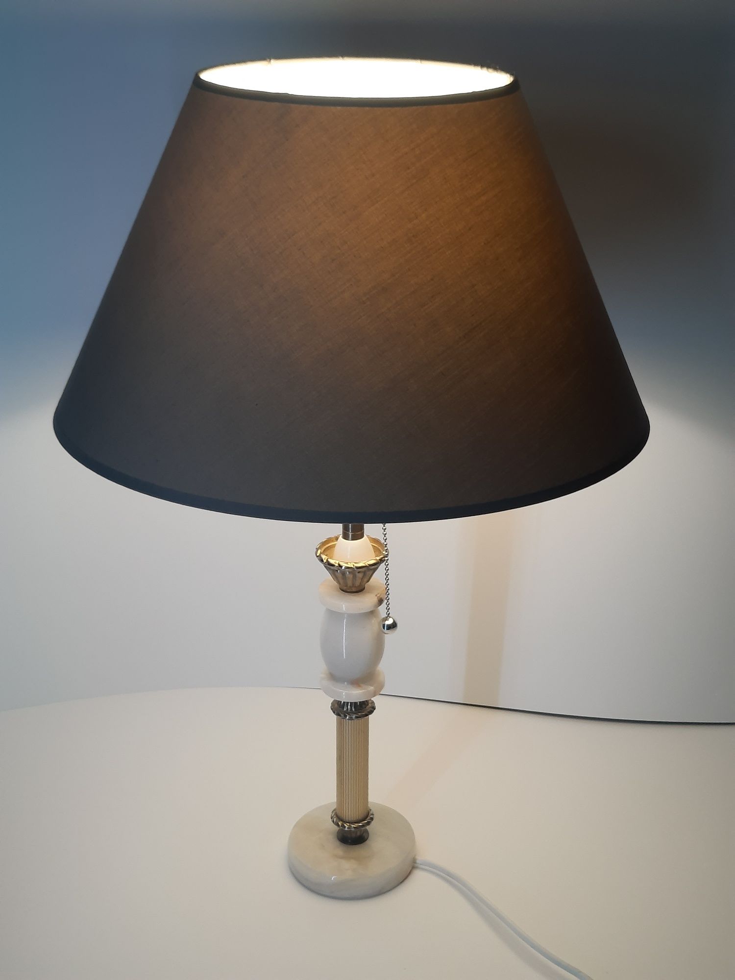 Lampa stojąca w stylu angielskim.