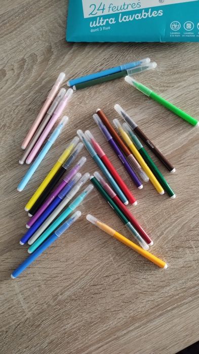 Pisaki. Śliczne kolorki, 24sztuki i torebka