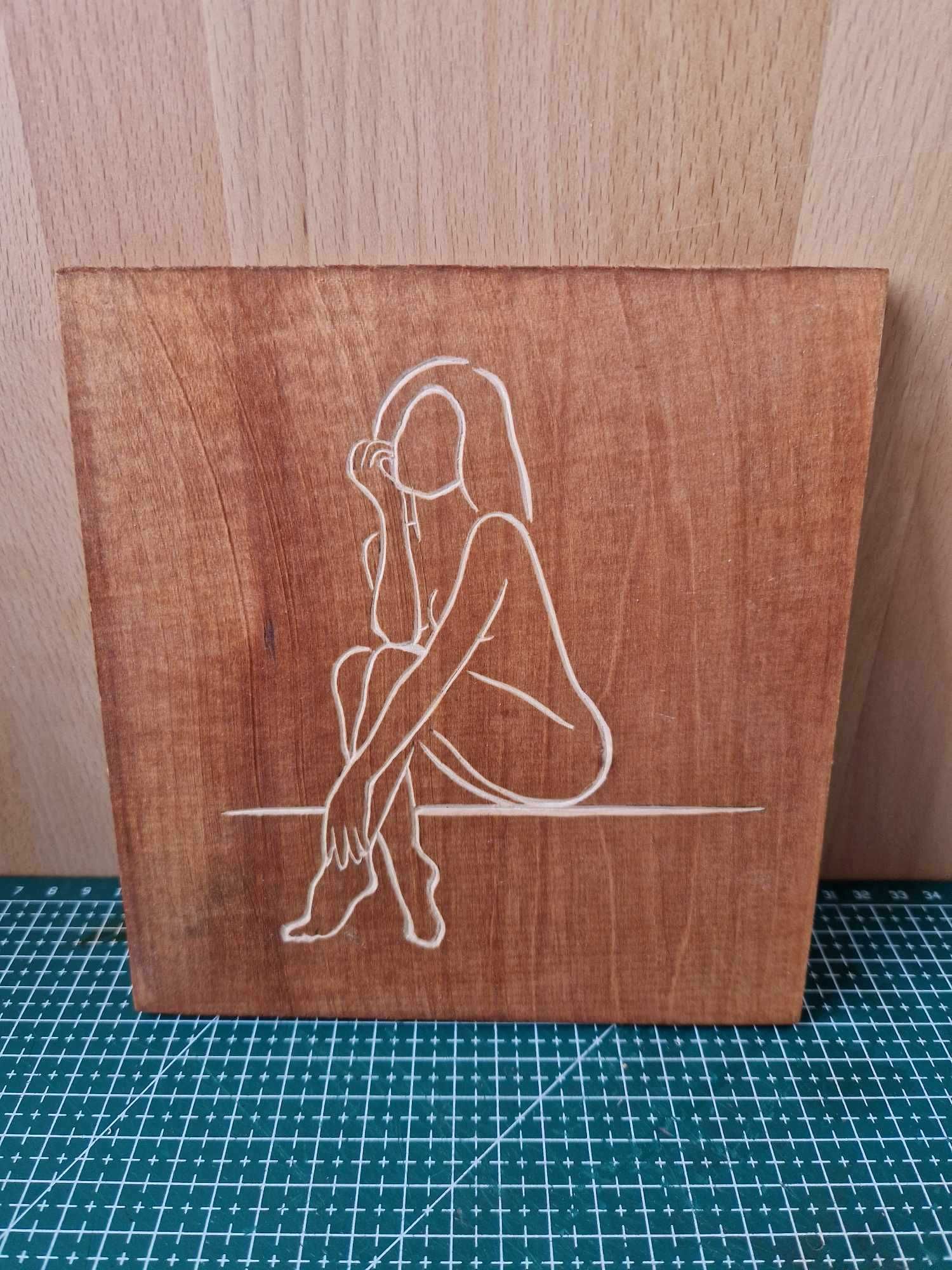 Obraz w drewnie - zamyślona kobieta