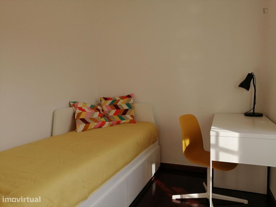 719582 - Quarto com cama de solteiro em...