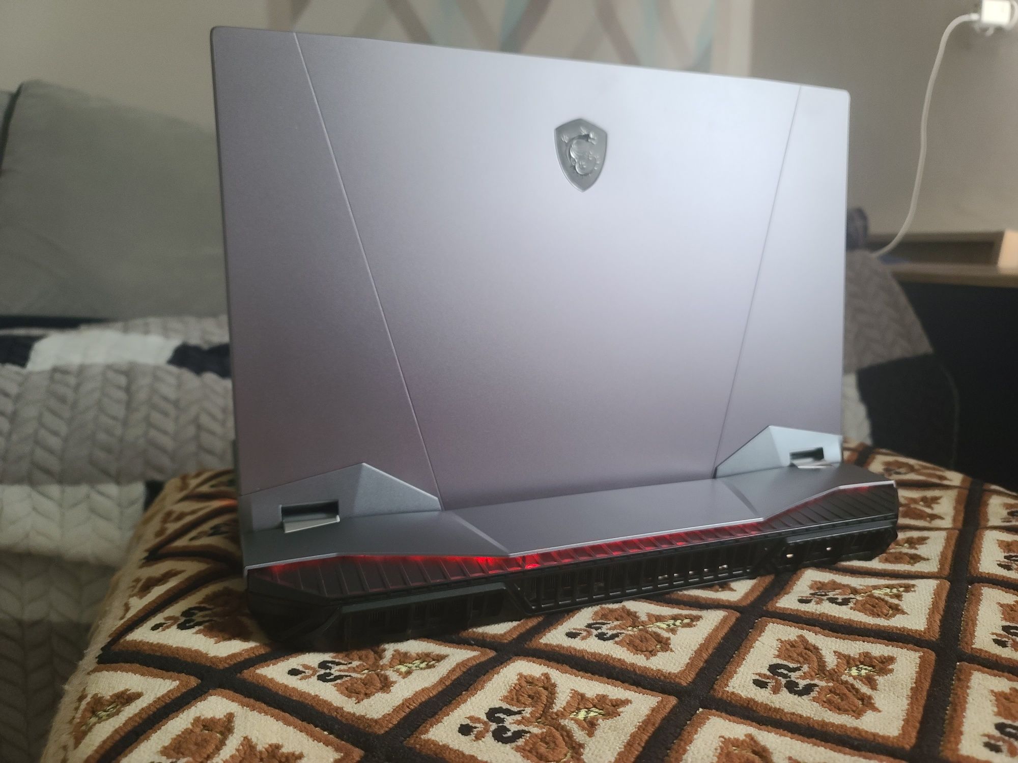 MSI GT76 TITAN 17" FHD 240hz I7-9750h/RTX 2080/Ddr4 32gb/Ssd 512gb
