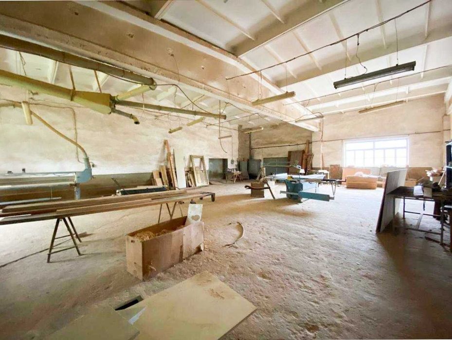 Продам виробничо-складське  приміщення у с. Вістова з рампою .