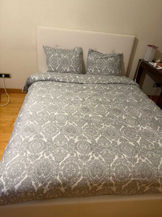 Vendo cama com estrado e colchão, como novos