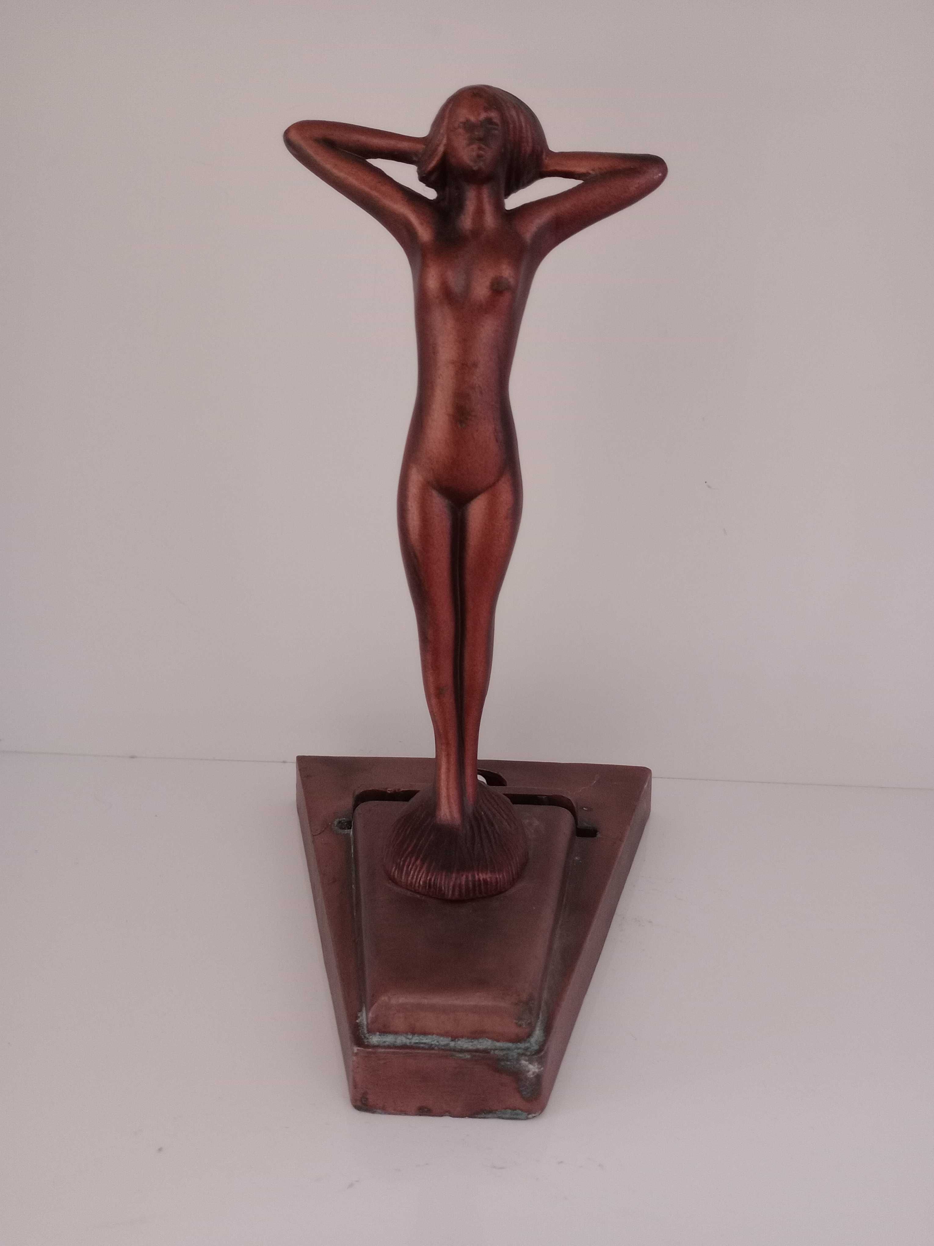 Linda estatueta em bronze art deco representando jovem menina Nua.