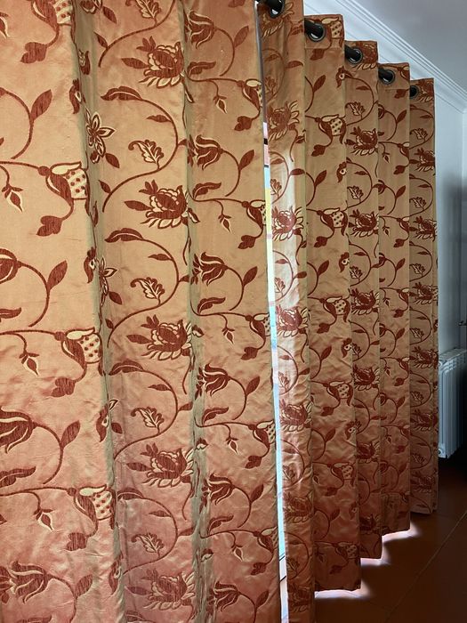 Cortina em tecido bastante resistente com varões incluidos