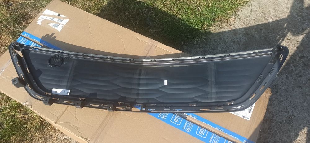 Решітка верхня, гриль Chevrolet bolt euv 42739812, 42788566