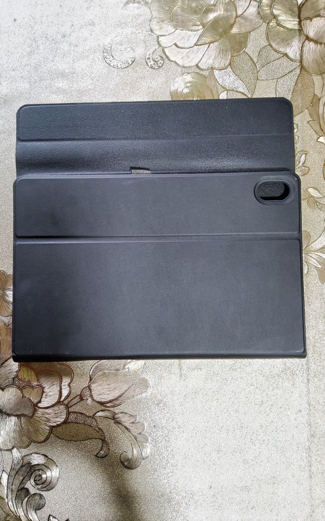 Продам чохол на Lenovo Tab P 11 +