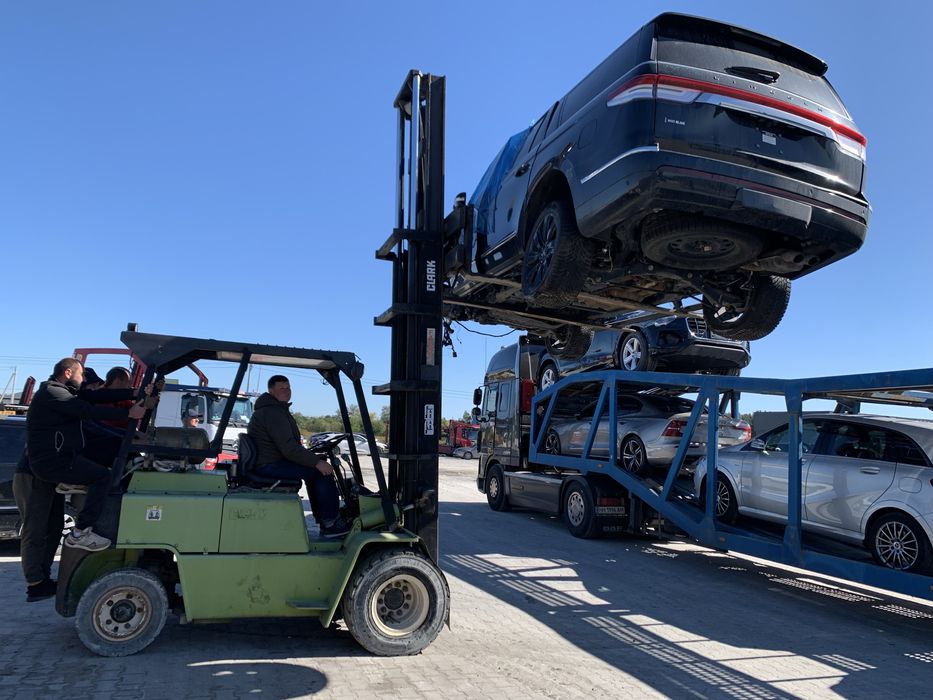 Послуги евакуатора і автовоза.