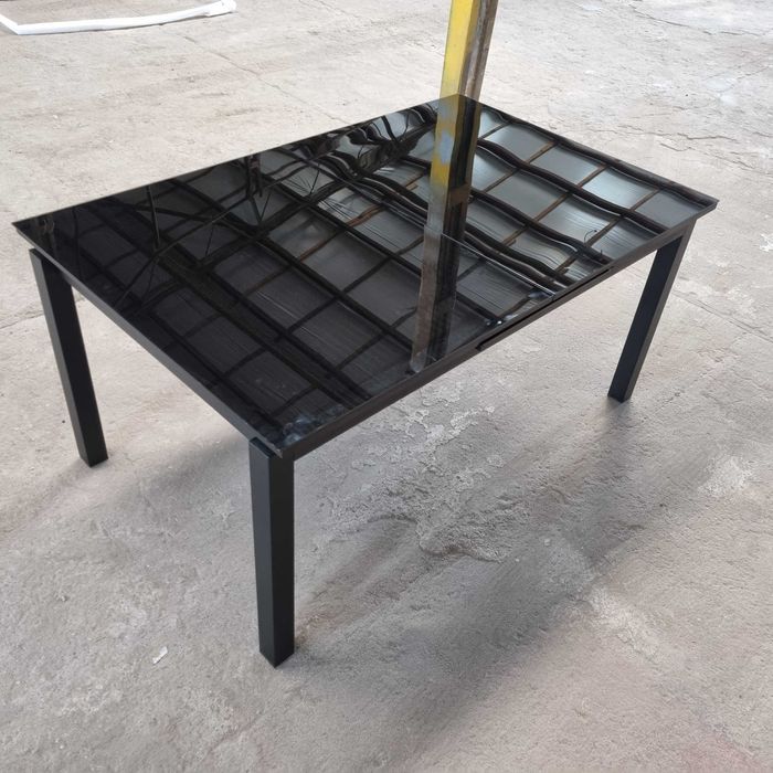 Elegancki stół do jadalni Idealny na rodzinne