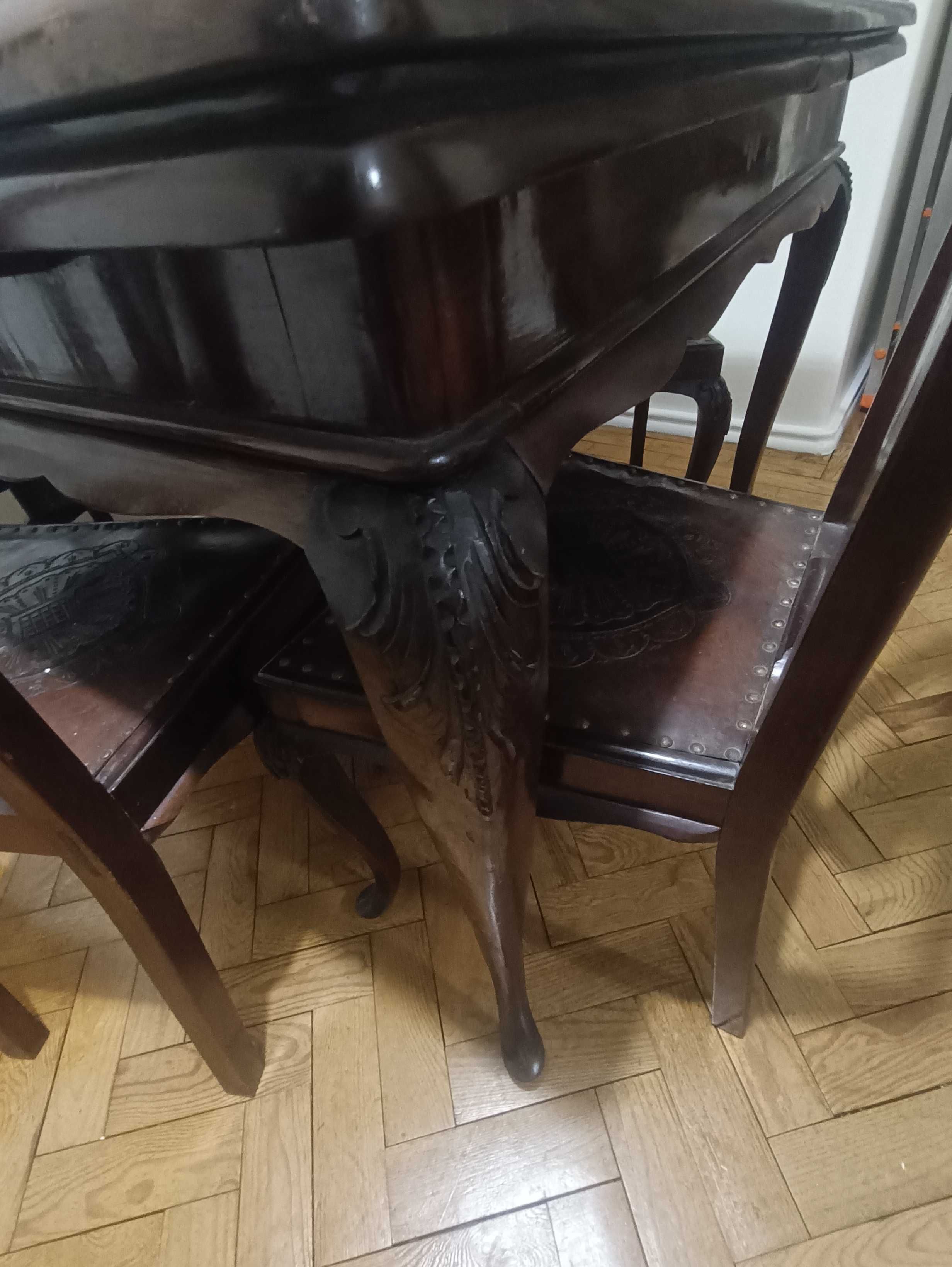 Mesa e cadeiras estilo Queen Anne
