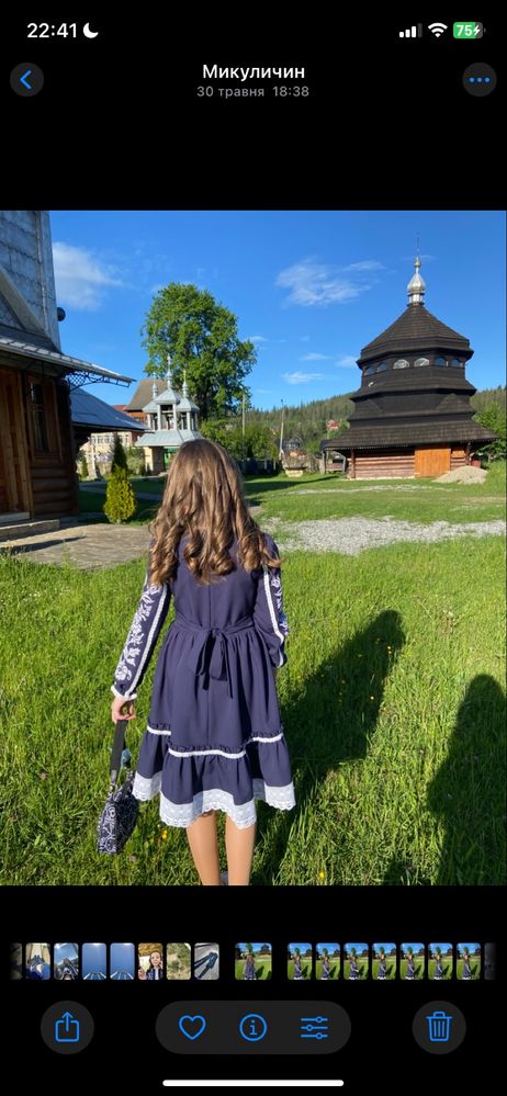 гарне темно синє плаття
