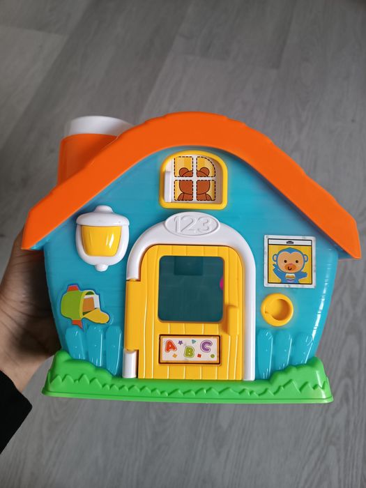 Casa de brincar com formas geométricas para encaixar