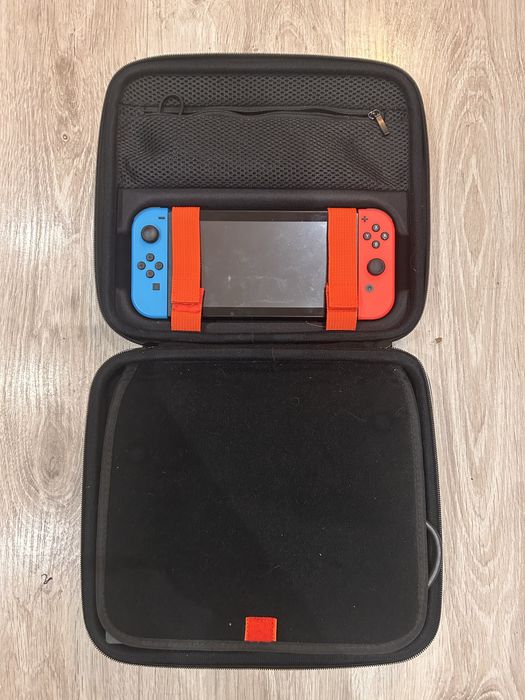 Nintendo switch z dwoma pokrowcami