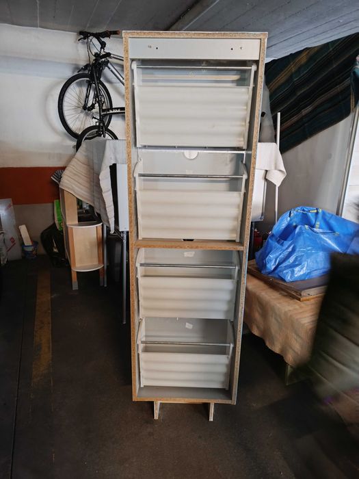 Sapateira com 4 compartimentos dá para 12 pares de sapatos