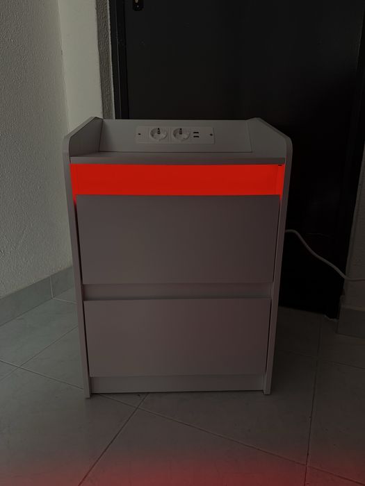 Mesa de cabeceira branca c/ tomada encastrada e LED’s
