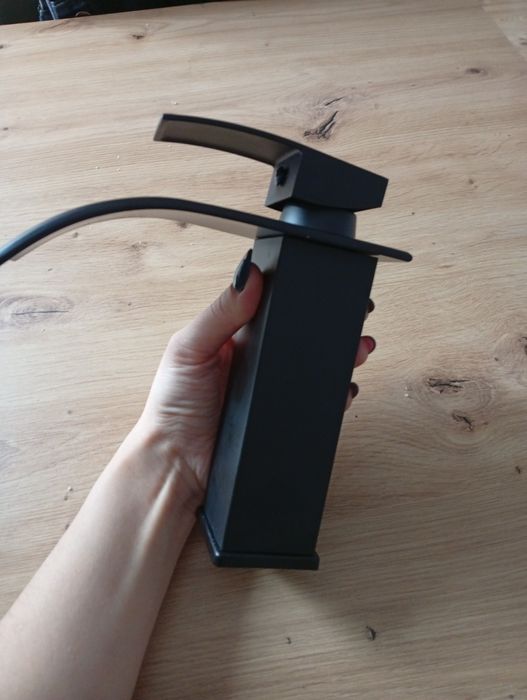 Bateria umywalkowa czarna efekt wodospadu