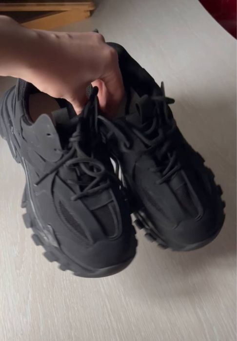 Чорні кросівки естро