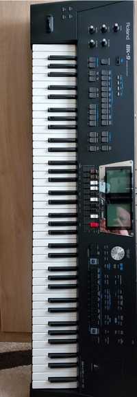 Vendo teclado Roland bk9, estado impecável.