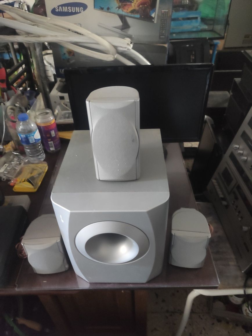 Sistema de som com 4 colunas mais subwoofer