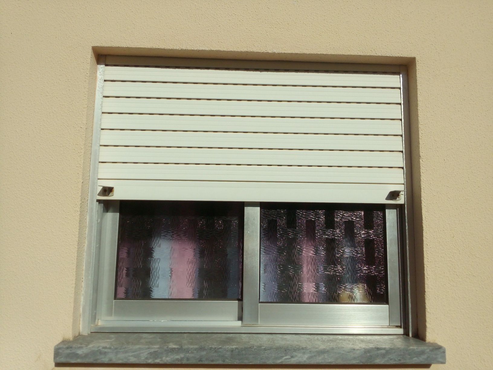 Janelas e portas de alumínio.