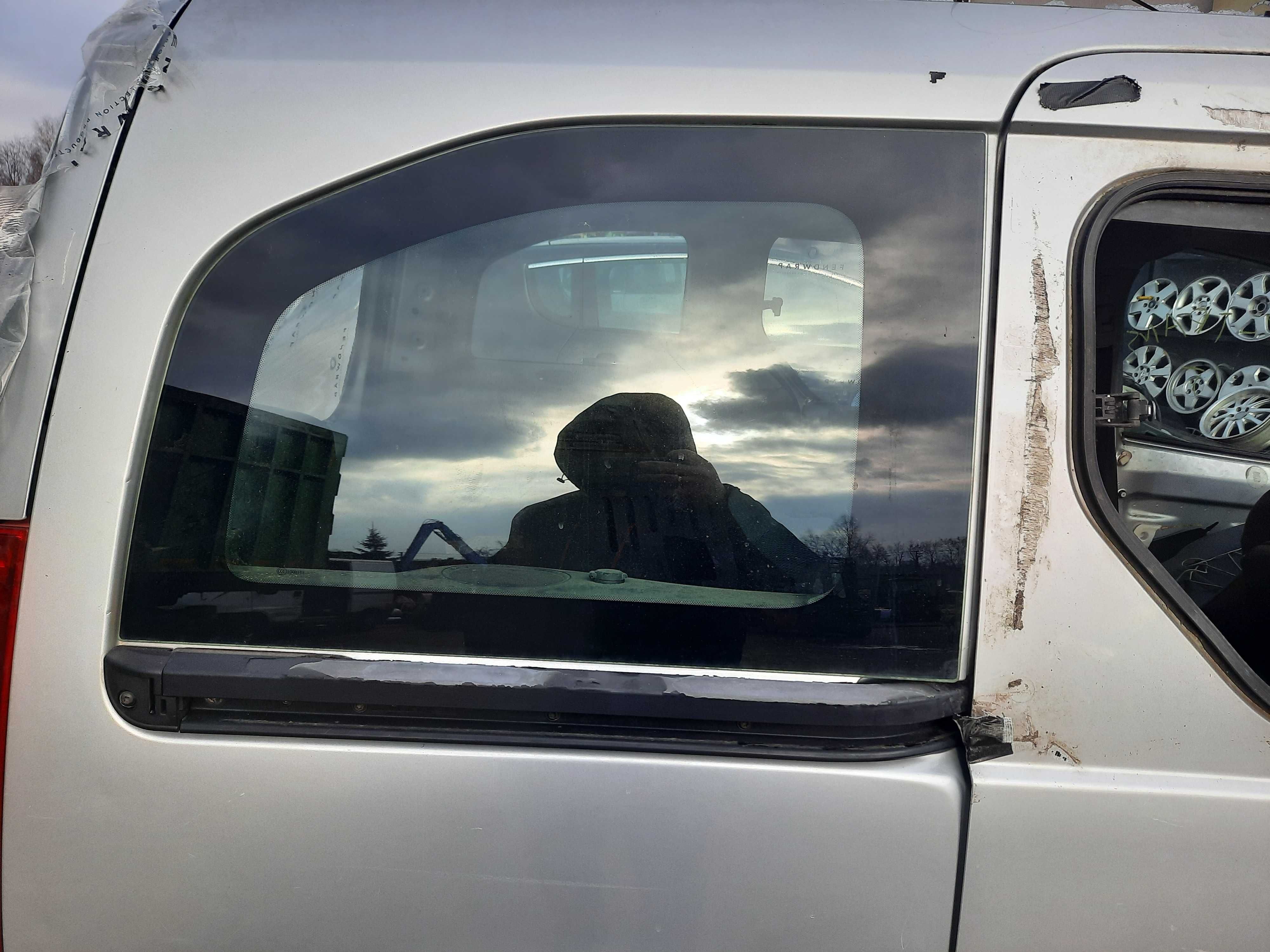 Szyba karoseryjna prawa lewa Citroen Berlingo II 08-12
