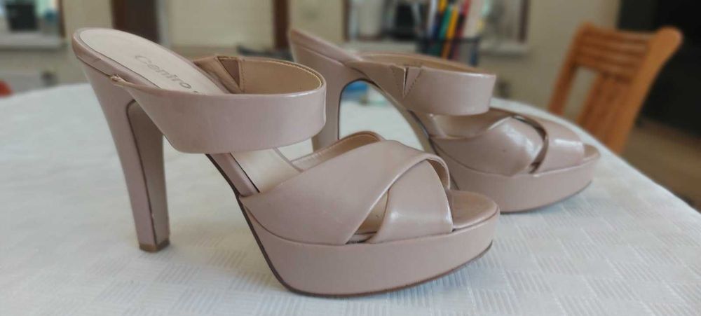Босоножки-шлёпанцы  на высоком каблуке. 37 р.