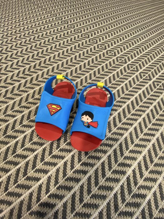 Sandálias infantis Superman aceito criptomoedas