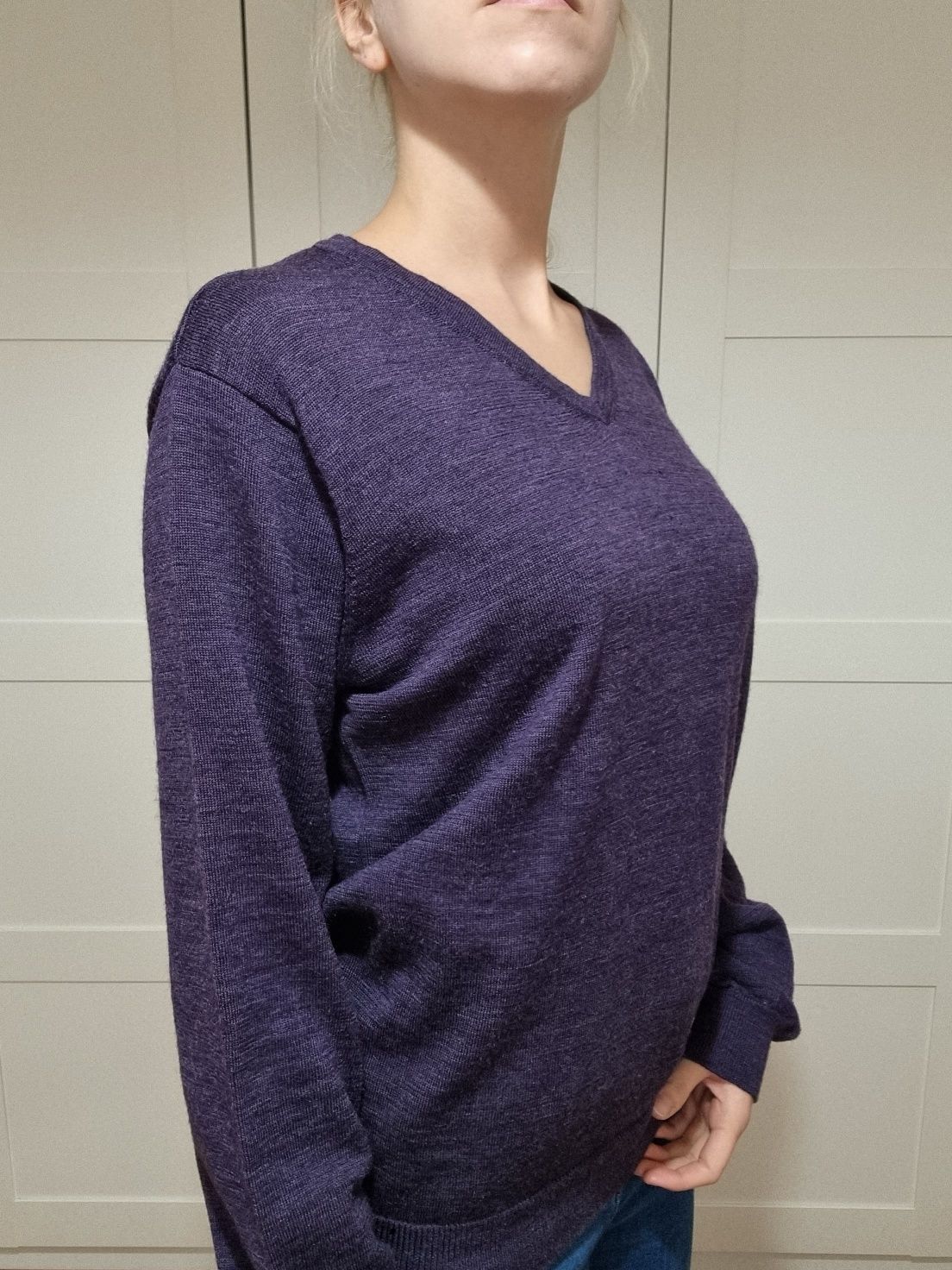 Fioletowy wełniany sweter w serek 100% wełna merino pure wool merynos