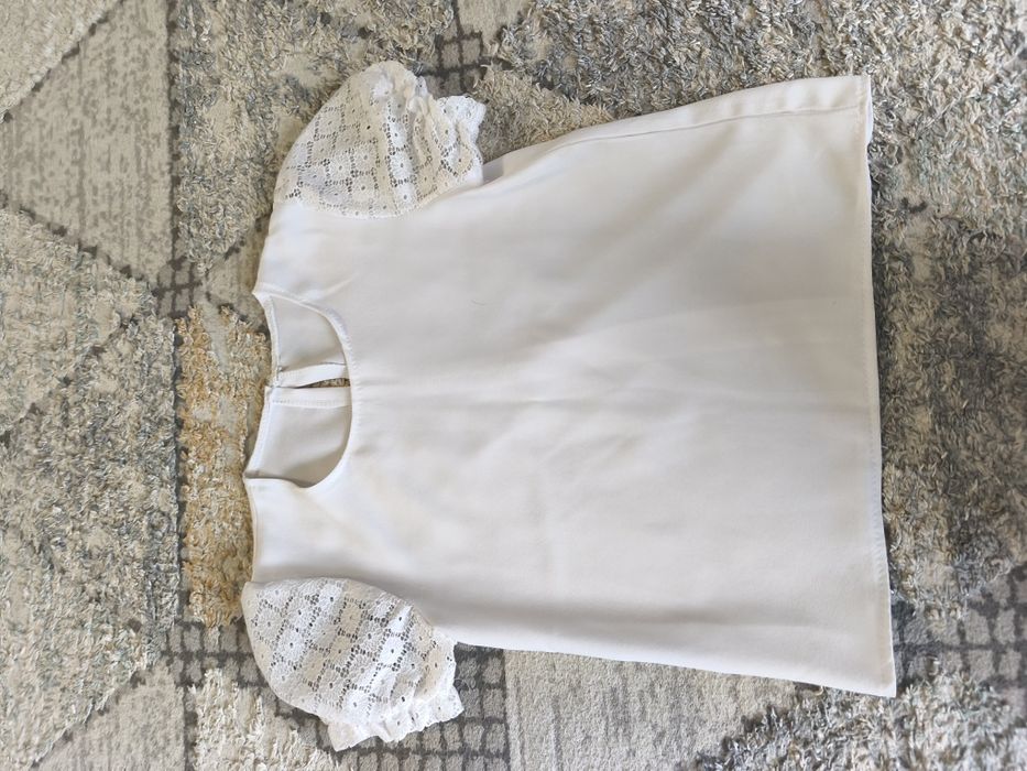 Śliczna biała bluzeczka 140