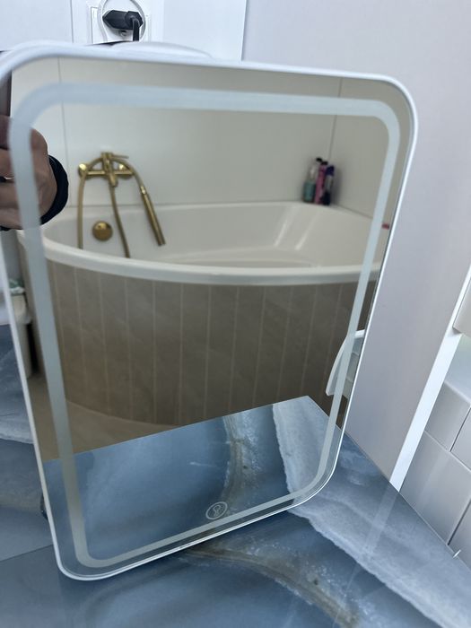 Lodówka na kosmetyki z lustrem led , chłodzi lub grzeje