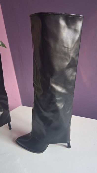 Nowe, stylowe kozaki na szpilce 38