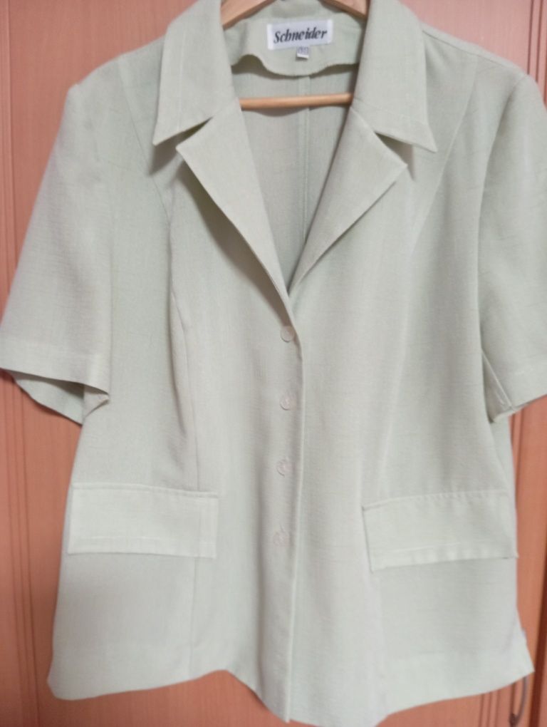 Продам женские летние костюмы на Ог 120, юбка прямая с шлилцей.