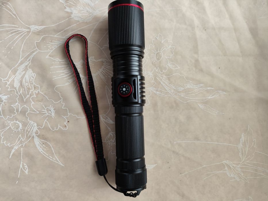 Над'яскравий  ліхтарик   white laser