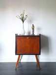 Móvel bar vintage de madeira. Vintage wooden bar cabinet